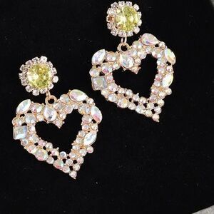 💜 Betsey Johnson sparkling heart dangle earrings 💜